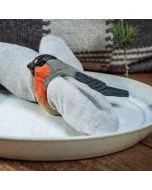 Handgeschnitzter Serviettenring mit Rotkehlchen aus Holz. Naturgetreu von Hand bemalt und ideal als Tischdekoration oder Geschenk für Vogelfreunde.