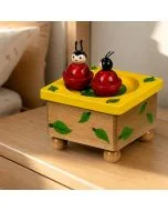 Houten muziekdoos met 2 dansende kevertjes en de melodie It's a Small World. Mechanisch opwindbaar, zonder batterijen en geschikt vanaf 4 jaar.