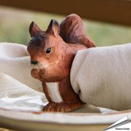 Serviettenring aus Holz - Eichhörnchen ✔️ Handgeschnitzt und bemalt ✔️ Vielseitige Dekoration - Naturgetreu geformt ✔️ Jetzt online kaufen bei Hoezo-Kado