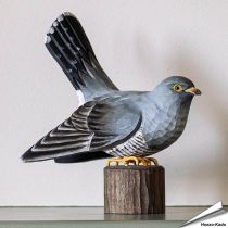 Realistischer, handgeschnitzter Kuckuck ✔️ Mit ungiftigen Farben naturgetreu bemalt ✔️ Originelles Geschenk für Vogel- und Naturliebhaber ➤ Kaufe online bei www.hoezo-kado.de