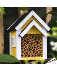 Biholk geel van Wildlife Garden. Houten nestkast voor solitaire bijen met verschillende nestgangen en een geel-wit huisontwerp voor een beschutte tuinplek.