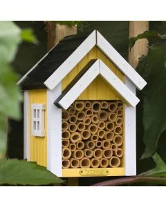 Dieses Bienen-Hotel ist auf die Solitärbienen abgestimmt, die fleissig die Pflanzen im Garten bestäuben. Normalerweise haben sie Ihre Wohnstätte in Löchern von alten Bäumen und Baumstümpfen, jedoch fehlt es an natürlichen Quartieren und die Anzahl Solitär