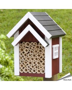 Dieses Bienen-Hotel von Wildlife Garden ist auf die Solitärbienen abgestimmt, die fleissig die Pflanzen im Garten bestäuben.