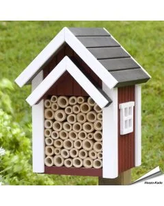 Dieses Bienen-Hotel von Wildlife Garden ist auf die Solitärbienen abgestimmt, die fleissig die Pflanzen im Garten bestäuben.