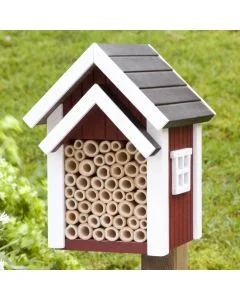 Dieses Bienen-Hotel von Wildlife Garden ist auf die Solitärbienen abgestimmt, die fleissig die Pflanzen im Garten bestäuben.
