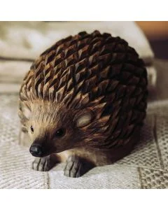 Handgeschnitzter DecoAnimal Igel aus Holz. Naturgetreu gestaltet und von Hand bemalt, mit markanter Stachelstruktur und kompakter Form.