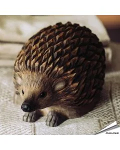 Handgeschnitzter DecoAnimal Igel aus Holz. Naturgetreu gestaltet und von Hand bemalt, mit markanter Stachelstruktur und kompakter Form.
