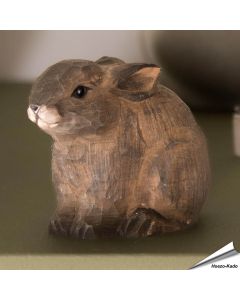 Handgeschnitzte, junges Kaninchen in Naturgr&ouml;sse ✔️ Mit ungiftigen Farben naturgetreu bemalt ✔️ Originelles Geschenk f&uuml;r Tier- und Naturliebhaber ➤ www.hoezo-kado.de