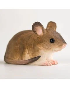 Handgeschnitzte Maus in Naturgrösse ✔️ Mit Farben naturgetreu bemalt ✔️ Originelles Geschenk für Tier- und Naturliebhaber ➤ www.hoezo-kado.de