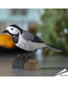 Handgeschnitzter Holzvogel in Naturgrösse; mit Farben naturgetreu bemalt.