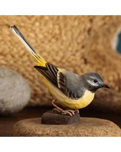 Handgeschnitzte Gebirgsstelze in Naturgrösse ✔️ Mit ungiftigen Farben naturgetreu bemalt ✔️ Originelles Geschenk für Vogel- und Naturliebhaber ✔️ Kaufe online bei Hoezo-Kado