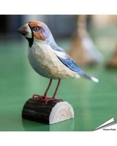 Handgeschnitzter Holzvogel in Naturgrösse; mit Farben naturgetreu bemalt.