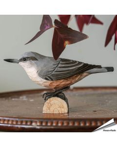 Handgeschnitzter Kleiber in Naturgrösse ✔️ Mit Farben naturgetreu bemalt ✔️ Originelles Geschenk für Vogel- und Naturliebhaber ➤ Hoezo-Kado