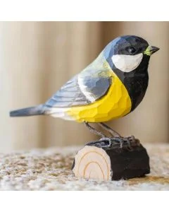 Handgeschnitzte Kohlmeise in Naturgrösse ✔️ Mit ungiftigen Farben naturgetreu bemalt ✔️ Originelles Geschenk für Vogel- und Naturliebhaber ➤ Bestelle bei Hoezo-Kado