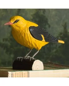 Handgeschnitzter DecoBird Pirol von Wildlife Garden. Leuchtend gelber Holzvogel mit schwarzen Flügeln, ca. 21,8 cm lang und inklusive Vogelheft.