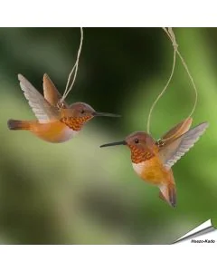 Entdecke die DecoBird Rotrücken-Zimtelfen von Wildlife Garden, ein 2er-Set handgeschnitzter und handbemalter Holzkolibris in Flughaltung.