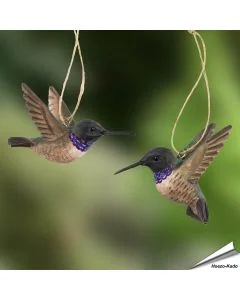 DecoBird Schwarzkinnkolibris von Wildlife Garden, 2er-Set handgeschnitzter Holzvögel mit naturgetreuer Gestaltung und Aufhängung.