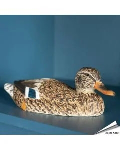 Handgeschnitzter Holzvogel in Naturgrösse; mit Farben naturgetreu bemalt.