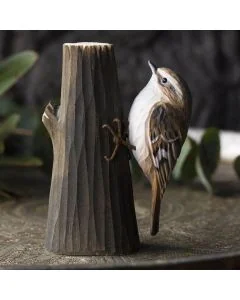 DecoBird Waldbaumläufer aus Holz in typischer Kletterhaltung am Baumstamm. Mit schlanker Körperform, langem Schwanz und gebogenem Schnabel.
