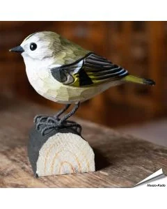 Handgeschnitzter Holzvogel in Naturgrösse; mit Farben naturgetreu bemalt.