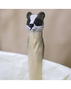 Schöne Wäscheklammern mit handgeschnitzten Tieren. DecoClip Dachs ist eine originell geschnitzte Wäscheklammer aus Holz.