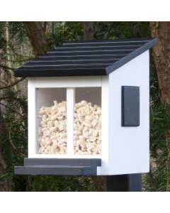 Die Eichhörnchen Futterbox kann mit Nüssen oder speziellem Eichhörnchenfutter gefüllt werden - das Eichhörnchen kann das Menu einfach durch das grosse Fenster auf der Vorderseite sehen.