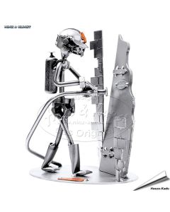 Hinz & Kunst brandweerman sculptuur met deur – metalen beeldje