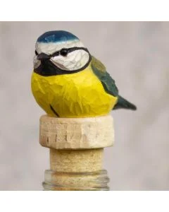 Flaschenverschluss Blaumeise von Wildlife Garden mit handgeschnitztem Holzvogel und Naturkorken. Farbenfrohes Küchenaccessoire und Geschenk für Vogelfreunde.