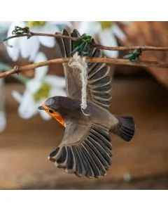 Handgeschnitztes fliegendes Rotkehlchen aus Lindenholz mit Hanfband. Naturgetreu bemalte Weihnachts- und Innendekoration von Wildlife Garden.