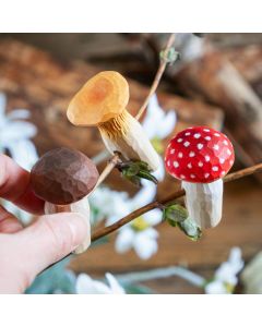 Forest Décor Paddenstoelen van Wildlife Garden met 3 handgesneden houten modellen: vliegenzwam, cantharel en eekhoorntjesbrood voor takken en planten.