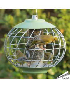 Diese Futtersäule (umgeben durch einen kugelförmigen Schutzkäfig) ist speziell für die kleineren Vogelarten wie Meisen, Kleiber und Sperlinge geeignet. Das patentierte Design ist für die kleinen Gartenbesucher rundum zugänglich, jedoch absolut...