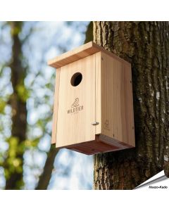Robuster, artgerechter Nistkasten für Stare und Buntspechte ✔️ Einflugöffnung 45mm ✔️ Verschraubtes Massiv-Holz nach NABU ➤ Kaufe bei Hoezo-Kado