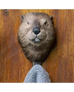 Kleiderhaken Biber von Wildlife Garden aus handgeschnitztem Holz. Mit typischen Schneidezähnen, feiner Fellstruktur und bronzefarbenem Metallhaken.