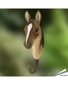 Eine Serie bestehend aus dekorativen, handgeschnitzten Kleiderhaken mit Tiermotiven von WildlifeGarden.