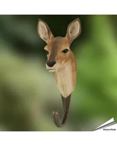 Handgesneden Kledinghaak Ree van Wildlife Garden uit hout, met glazen ogen en bronskleurige metalen haak. Decoratief en praktisch voor aan de wand.