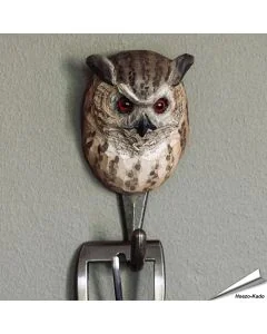 Handgemachter Holz-Kleiderhaken mit Uhukulptur von Wildlife Garden ✔️ Naturgetreu bemalt ✔️ Geschenkidee für Tier- und Vogelliebhaber ➤ Jetzt kaufen bei Hoezo-Kado