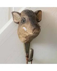 Kleiderhaken Wildschwein von Wildlife Garden. Handgeschnitzter Holzkopf mit weißen Hauern, Glasaugen und bronzefarbenem Metallhaken.
