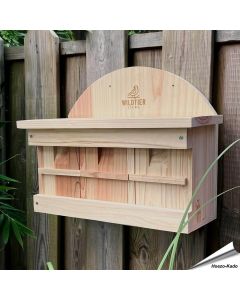 Robuster, artgerechter Kolonienistkasten f&uuml;r Spatzen ✔️ 3 Nistkammern ✔️ Schamel Einflug&ouml;ffnung ✔️ Verschraubtes Massiv-Holz nach NABU ➤ Kaufe bei Hoezo-Kado