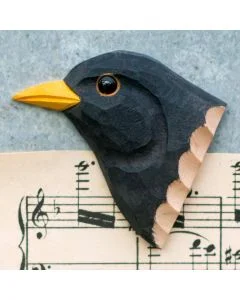 Ein Kühlschrankmagnet mit naturgetreu dargestelltem Vogelkopf, von Hand geschnitzt und bemalt.