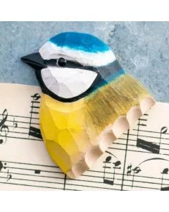 Ein Kühlschrankmagnet mit naturgetreu dargestelltem Vogelkopf, von Hand geschnitzt und bemalt.