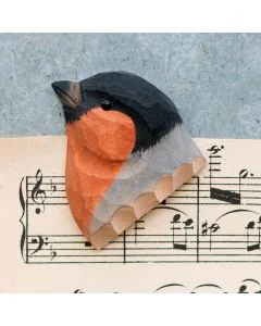 Handgeschnitzter Kühlschrankmagnet Gimpel von Wildlife Garden. Aus Holz, von Hand bemalt, mit orangeroter Brust und Magnet auf der Rückseite.