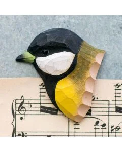 Kühlschrankmagnet Kohlmeise von Wildlife Garden. Handgeschnitzt aus Holz und von Hand bemalt, mit gelber Brust, weißen Wangen und integriertem Magneten.