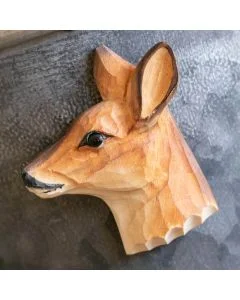 Kühlschrankmagnet Reh von Wildlife Garden. Handgeschnitzter Rehkopf aus Holz mit großen dunklen Augen, warmen Brauntönen und Magnet auf der Rückseite.