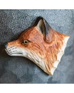 Kühlschrankmagnet Rotfuchs von Wildlife Garden. Handgeschnitzter Fuchskopf aus Holz mit rotbrauner Fellzeichnung und Magnet auf der Rückseite.