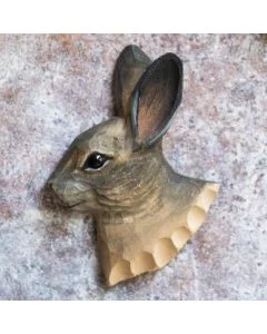Entdecke den Kühlschrankmagnet Schneehase von Wildlife Garden. Handgeschnitzter und handbemalter Hasenkopf aus Holz mit auffälligen Ohren. 78 mm hoch.
