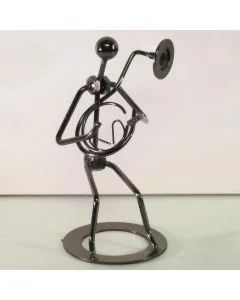 Metalen muzikant met hoorn van ca. 16 cm hoog. Decoratief muziekbeeldje en origineel cadeau voor hoornisten en liefhebbers van blaasmuziek.