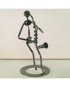 Metalen muzikant met saxofoon van ca. 17 cm hoog. Decoratief muziekbeeldje en origineel cadeau voor saxofonisten en jazzliefhebbers.