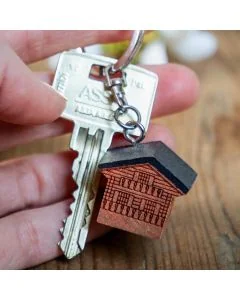 Handgefertigter Schlüsselanhänger aus Holz im Design der Multiholk Mountain Cottage. Ein originelles Geschenk für Vogel-, Natur- und Architekturliebhaber.