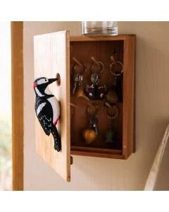 Houten Wildlife Garden sleutelkastje met handgesneden grote bonte specht, 7 sleutelhaakjes en magneetsluiting. Decoratief én praktisch voor de hal.