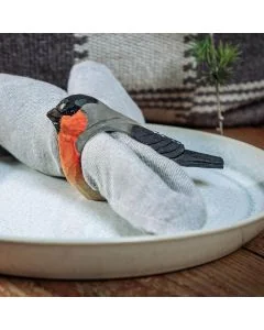 Handgeschnitzter Serviettenring mit Rotkehlchen aus Holz. Naturgetreu von Hand bemalt und ideal als Tischdekoration oder Geschenk für Vogelfreunde.
